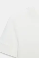 Camiseta de cuello redondo y manga corta, con corte regular fit.