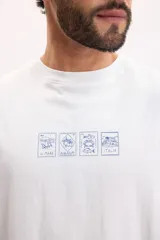 Remera oversize blanca de manga corta, con cuello redondo y estampa frontal de ilustraciones en tono azul con temática costera.