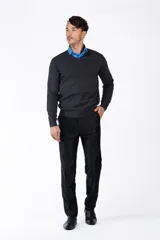 Sweater gris oscuro de punto con cuello en V y mangas largas.