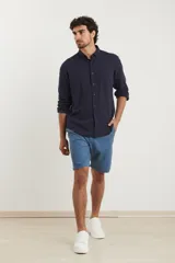 Bermuda de lino color celeste.