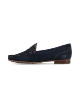 Mocasín de mujer de líneas clásicas y aspecto elegante, confeccionado en cuero gamuzado de color azul con costuras pespunteadas a contratono en color marrón. Cuenta con suela de goma y taco bajo de madera.