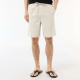 Bermuda chino color gris claro, de corte recto, con cintura elástica ajustable mediante cordón y bolsillos laterales.
