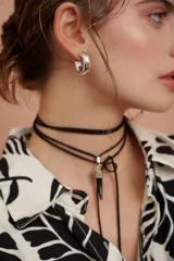 Aros de plata gruesos con forma de medio aro.