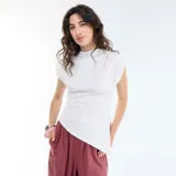 Camiseta sin mangas de color blanco, con cuello alto y diseño asimétrico de corte fluido.