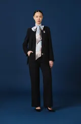 Saco de vestir negro con silueta relajada, solapas clásicas y cierre frontal con botón dorado. Presenta un diseño sofisticado con textura suave y caída cómoda.