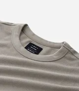Remera masculina de algodón y poliéster, color verde claro, con cuello redondo, manga corta y corte relajado. Presenta una textura de mini waffle.