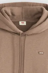 Hoodie color taupe con capucha ajustable mediante cordones, bolsillo canguro frontal y logo pequeño de Levi's en el pecho.
