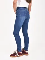 Jean azul de tiro alto, corte chupín y lavado medio.