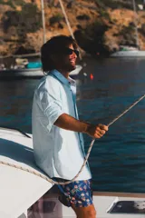 Short de baño azul con estampado floral y geométrico, cuenta con cintura elástica, dos bolsillos laterales y un bolsillo trasero.