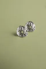 Par de aros de plata 925 con textura trabajada a mano y cierre mariposa.