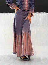 Falda larga azul con efecto degradado en verde, de corte a la cintura con dos bolsillos laterales y cierre invisible. Confeccionada en algodón tipo seda y teñida a mano.