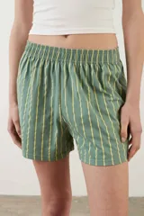 Short de pijama de algodón gris claro melange, con cintura elástica y diseño cómodo.