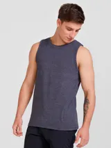 Musculosa blanca de corte recto y cuello redondo.