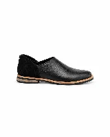 Zapato plano negro de cuero con textura simil cocodrilo en la parte delantera y talón de gamuza, con suela plana de madera y cierre en la parte trasera.