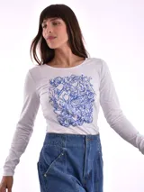 Remera de manga larga color negro con cuello en V. Presenta un estampado gráfico frontal en color blanco con la frase 'You will Bloom Yourself' y un dibujo de una flor.