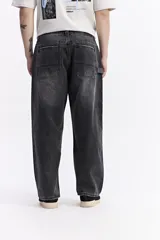 Pantalón de jean con corte super baggy, de tiro medio, con diseño amplio y holgado en piernas y cadera.