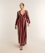 Vestido largo evasé de viscolino con 25% de lino, con escote en V, busto ajustado y mangas largas abullonadas. Diseño a rayas verticales en bloques de color bicolor.