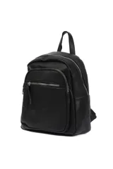 Mochila de cuero sintético color beige con textura granulada, cuenta con un compartimento principal con cierre, un bolsillo frontal con cierre y tirador decorativo, y asa superior.