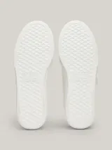 Zapatillas blancas de cuero con puntera redonda, suela cupsole y cierre con tres tiras de velcro.