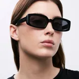 Lentes de sol cuadrados negros con protección UV 400. Lentes polarizados japoneses con tratamiento antirayaduras y film hidrofóbico.