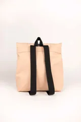 Mochila Daniel Cassin de material sintético en color crudo, con solapa frontal, tiras decorativas verticales y cierre con mosquetones metálicos oscuros.