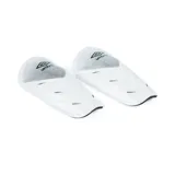 Par de canilleras Umbro Armour blancas con detalles en negro y logo de la marca.