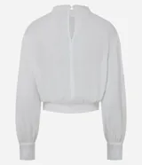 Blusa de viscosa color blanco con cuello alto, mangas largas con puños ajustados y detalles de encaje bordado en el frente y en los puños.