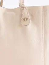Cartera tipo shopper Jazmin Chebar modelo Honey, color negro, confeccionada en cuero vacuno suave. Cuenta con amplia capacidad, doble asa larga para el hombro y diseño grabado con abejas en bajo relieve. Incluye un tag colgante decorativo con dije metálico en forma de abeja.