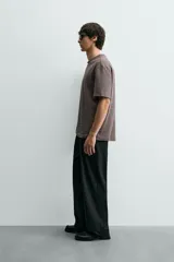 Camiseta de corte relajado con cuello redondo y manga corta, confeccionada en tejido de algodón liso.