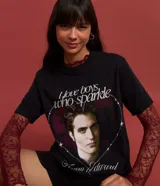 Remera de algodón color negro, con cuello redondo, manga corta y estampa frontal de Edward Cullen de la saga Crepúsculo.