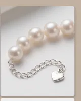 Pulsera de cadena fina de plata 925 con seis perlas de río dispuestas en el centro.