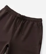 Pantalón deportivo recto para hombre, en color marrón, con cintura elástica, cordón ajustable y bolsillos laterales.