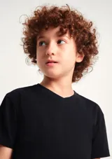 Remera básica de algodón color blanco con cuello en V y mangas cortas.