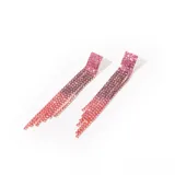 Aros colgantes con base cuadrada y flecos largos, con strass color rosa.
