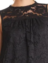 Blusa sin mangas de encaje negro con diseño floral, canesú traslúcido y forro interno a tono.