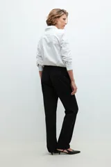 Pantalón de vestir negro de corte recto.