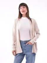 Saco gris melange de tejido de punto, sin cierre, con cuello en V y bolsillos frontales.