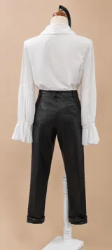 Pantalon de corte recto confeccionado en eco-cuero color tostado, con cintura alta, cierre frontal y bolsillos laterales.