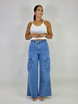 Pantalón jean celeste de tiro alto, corte wide leg y bolsillos cargo laterales.