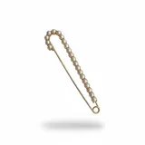 Broche tipo alfiler de gancho en metal dorado, decorado con una hilera de perlas blancas a lo largo de su estructura.