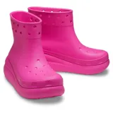 Bota impermeable Crocs modelo Classic Crush, color beige, con plataforma de 5 cm, perforaciones para Jibbitz en el cuello y diseño ligero de material Croslite.