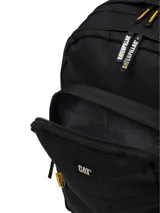 Mochila negra con dos compartimentos principales y un bolsillo frontal con cremallera. Presenta correas de compresión laterales con hebillas plásticas y correas ajustables para los hombros con acolchado Airmesh. Incluye un bolsillo interior acolchado para laptop y un asa superior. El logo CAT está centrado en el bolsillo frontal.