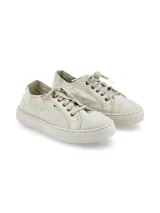 Sneaker de diseño minimalista confeccionada en algodón orgánico, con suela de goma al tono y cierre mediante cordones.