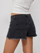 Short de jean azul con roturas y terminaciones desflecadas.