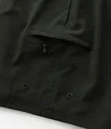 Bermuda Blue Steel de corte clásico, confeccionada en tejido ripstop de poliamida con elastano, en color verde militar. Cuenta con cintura elástica con cordón de ajuste interno, bolsillos laterales y un bolsillo con cierre en el lateral del muslo.