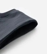 Vestido corto negro de algodón, corte muscle tee, cuello redondo y volados maria.