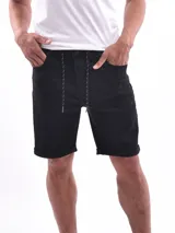 Bermuda de jean negra, corte slim, con cordón ajustable a contraste en la cintura y dobladillo en el ruedo.