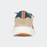 Championes color beige con detalles en azul y naranja, con cordones elásticos azules y suela blanca con motas naranjas.