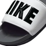 Ojotas Nike Offcourt Slide, color gris oscuro con tira ancha blanca y el nombre de la marca en relieve negro.