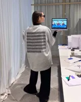 Remerón gris de algodón con estampado en la espalda.